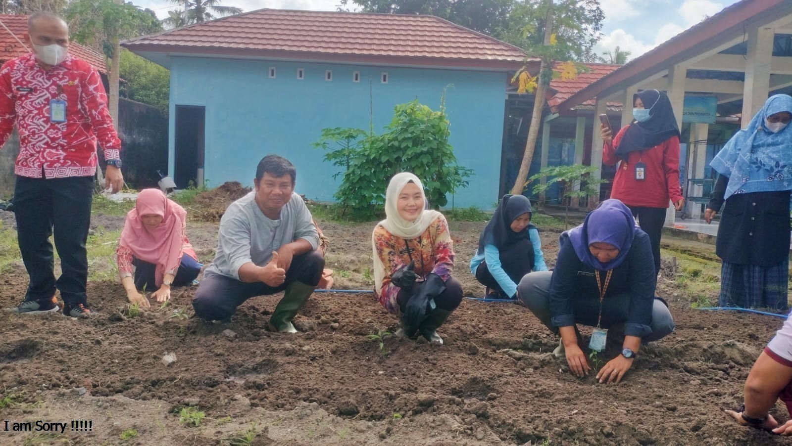 PENANAMAN BIBIT CABE BERSAMA DIREKTUR RSJD dr. SAMSI JACOBALIS