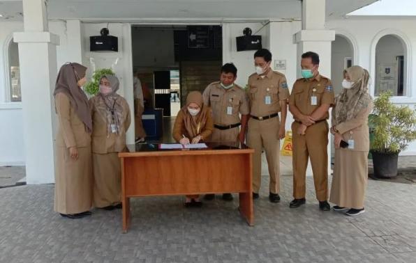 PENANDATANGANAN KOMITMEN PIMPINAN DAN SELURUH PEGAWAI ATAS PEMABANGUNAN ZONA INTEGRITAS MENUJU WILAYAH WBK DAN WBBM .